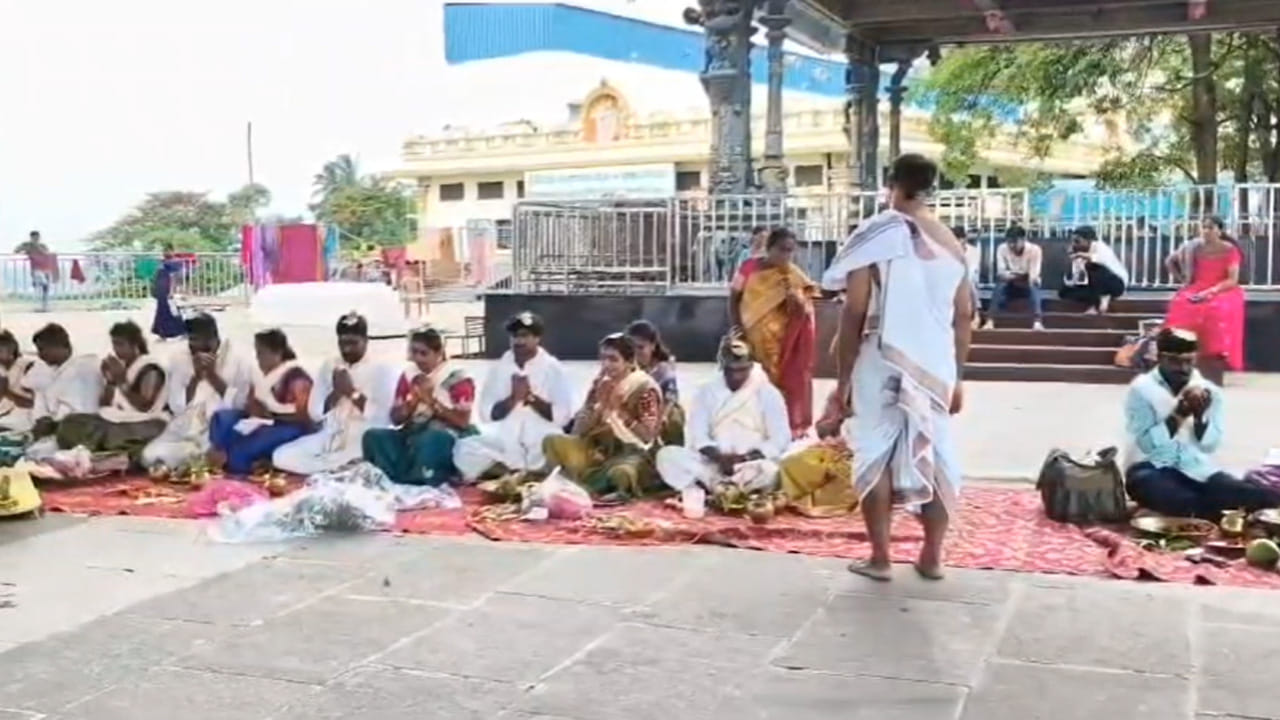 భార్యా,భర్తలు..మళ్లీ పెళ్లి చేసుకున్న జంటల్లో కొందరికి ఇప్పటికే సంతానం ఉండగా, కొంతమంది జంటల పిల్లలు పెద్ద వయసులో ఉండటం కొసమెరుపు. వీరు అనకాపల్లి జిల్లా అచ్యుతాపురం మండలం కొండకర్లకు చెందినవారు.