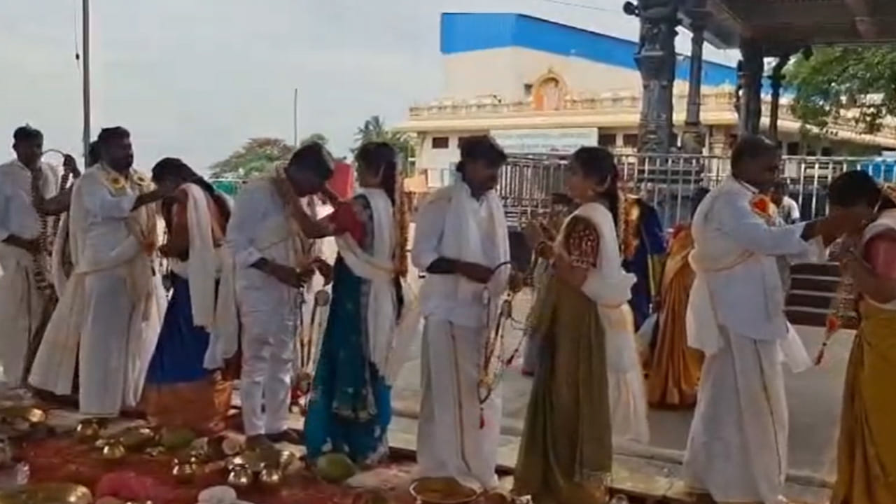 విశాఖ జిల్లా ఆనందపురం నుంచి 6 జంటలు వివాహం చేసుకున్నారు , అన్నవరం ఆలయంలో ఆసక్తికరంగా మారాయి పెళ్లయిన జంటలు మరో సారి మాంగళ్యధారణ తంతు. ప్రస్తుతం దీనికి సంబంధించన న్యూస్ సోషల్ మీడియాలో తెగ వైరల్ అవుతుంది.