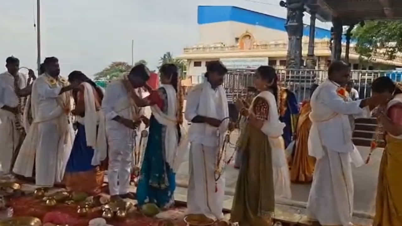 విశాఖ జిల్లా ఆనందపురం నుంచి 6 జంటలు వివాహం చేసుకున్నారు , అన్నవరం ఆలయంలో ఆసక్తికరంగా మారాయి పెళ్లయిన జంటలు మరో సారి మాంగళ్యధారణ తంతు. ప్రస్తుతం దీనికి సంబంధించన న్యూస్ సోషల్ మీడియాలో తెగ వైరల్ అవుతుంది.