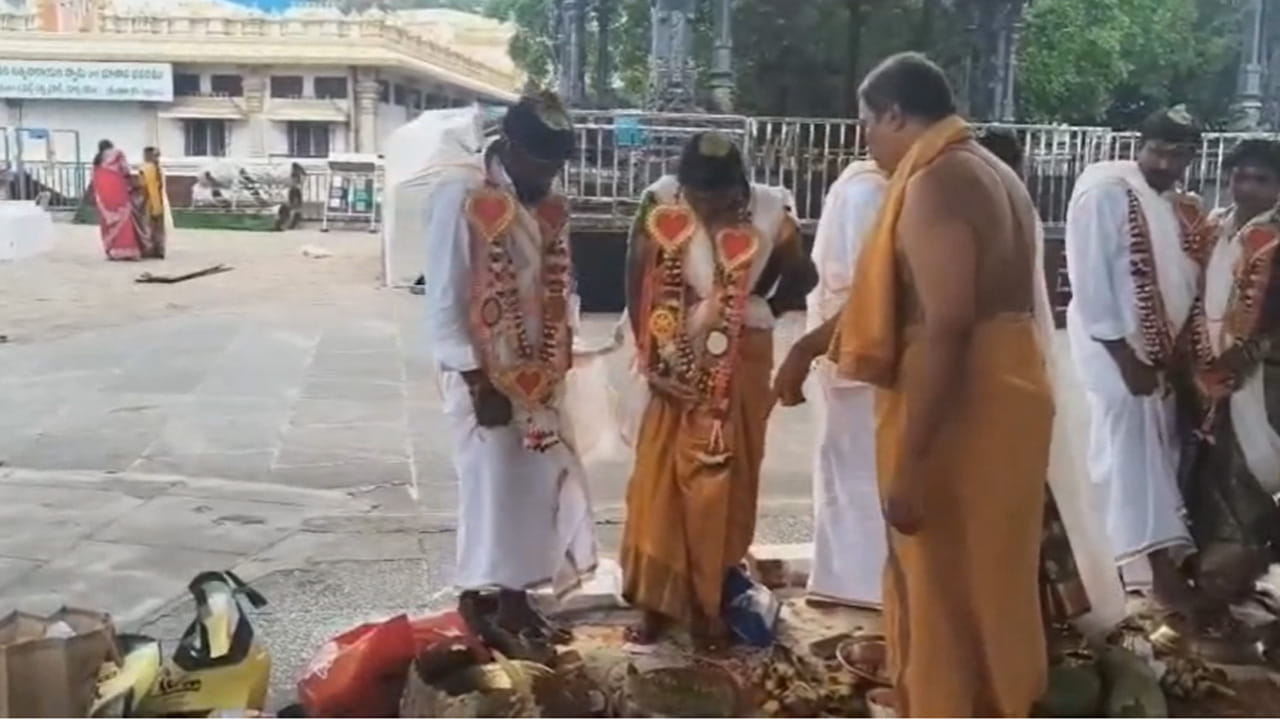 ఒకసారి పెళ్లిచేసుకున్న ముహూర్తం గడియలు బాగ లేనప్పుడు వచ్చే సమస్యలు నుండి.. మళ్ళీ మంచి ముహూర్తంలో రెండోసారి పెళ్లి చేసుకుంటే సమస్యలు, అప్పలు బాధల నుంచి విముక్తి లభిస్తుందనే నమ్మకంతో వివాహాలు చేసుకున్నామని వారు చెప్పుకొస్తున్నారు. ముఖ్యంగా వీరు తమ వైవాహిక జీవితం బాగుండాలని ఈ నిర్ణయం తీసుకున్నారంట.