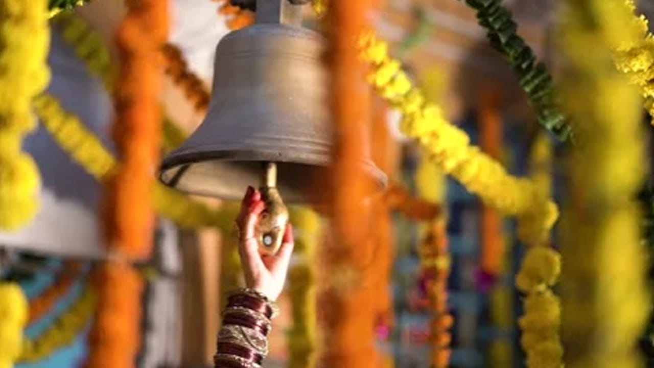 ఆధ్యాత్మిక నమ్మకం: పురాణాల ప్రకారం గంట మోగించడం అనేది భగవంతునికి మన రాకను తెలియజేసే ఒక సంకేతం. దేవుడా.. నా విన్నపాన్ని ఆలకించు అని దైవ సన్నిధిలో ప్రార్థించడానికి ఇది సూచికగా పనిచేస్తుంది. శ్లోకాల ప్రకారం గంటానాదం అనేది దైవ శక్తులను ఆహ్వానించి, దుష్ట లేదా అసుర శక్తులను తరిమివేసే ఒక పవిత్ర ప్రక్రియ. ఇది ఆలయ ప్రాంగణంలో సాత్విక ప్రకంపనలను పెంచుతుంది.
