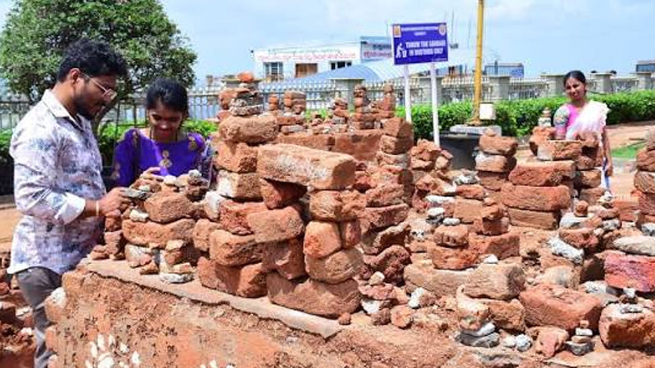 స్వామివారిని మనసారా ప్రార్థిస్తూ ఇలా రాళ్లు పేర్చితే కోరుకున్న కోరిక నెరవేరుతుందని భక్తుల నమ్మకం. ఉద్యోగం రావాలని, వివాహం జరగాలని, సంతానం కలగాలని... ఆరోగ్యం బాగుపడాలని భక్తులు కోరుకుంటున్నారు. కొత్తగా వచ్చిన భక్తులు వాటిని చూసి, తామూ అదే విధంగా మొక్కులు చెల్లించడం మరో విశేషం. ఇలా ప్రతి కోరికకు ఓ చిన్న రాతి గోపురం సాక్ష్యంగా నిలుస్తోంది.