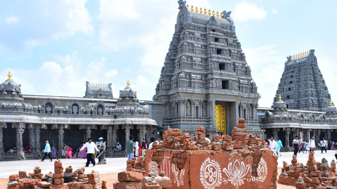 తమ కోరికలు నెరవేరిన తర్వాత స్వామివారికి ప్రత్యేకంగా ముడుపులను కూడా చెల్లిస్తుంటారు. అయితే ఇటీవల ఆలయ ప్రాంగణంలో ఓ వినూత్న దృశ్యం అందరి దృష్టిని ఆకర్షిస్తోంది. కొబ్బరి కాయ కాదు.. కొబ్బరి చెట్టు కాదు.. ఇటుకలే మొక్కుబడిగా మారాయి. గుడి పరిసరాల్లో కనిపించే చిన్న చిన్న రాళ్లు, ఇటుక ముక్కలను భక్తులు సేకరించి... వాటిని ఒకదానిపై ఒకటి పేర్చి చిన్న ఆలయాల మాదిరిగా పేర్చుతున్నారు. కొందరు గోపుర ఆకారంలో, మరికొందరు మండపంలా,ఇంకొందరు ఇంటి నమూనాలో రాళ్లను పేర్చి తమ కోరికలను దేవుడికి తెలియజేస్తూ మొక్కులు చెల్లించుకుంటున్నారు.