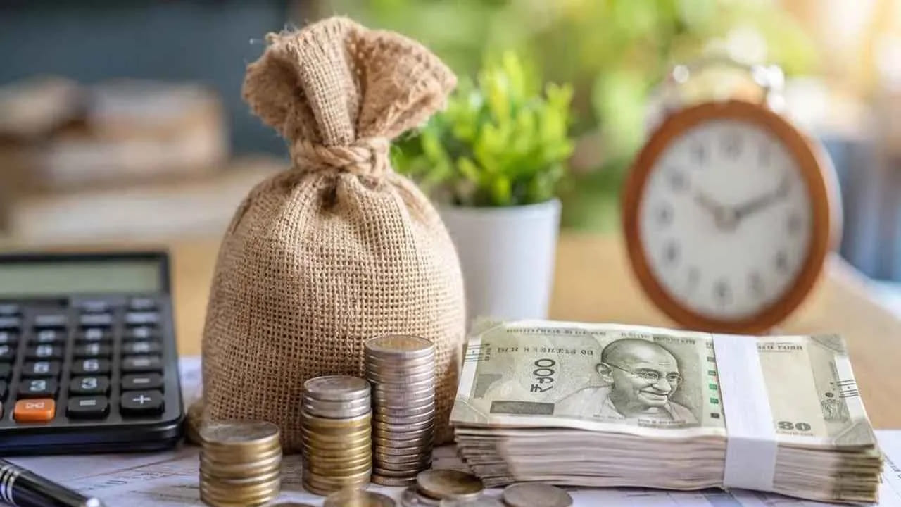 69 వేల మూల వేతనం ఎలా ఉంటుంది?: ఉద్యోగ సంఘాల ఈ 5 యూనిట్ ఫార్ములాను పే కమిషన్ ఆమోదిస్తే, మొత్తం జీతాల లెక్కలు మారిపోతాయి. NCJCM డేటా ప్రకారం, ఐదుగురు సభ్యులున్న కుటుంబానికి కిరాణా ఖర్చు సుమారుగా రూ. 24,443. ఇంటి అద్దె, విద్యుత్, పండుగ ఖర్చులు, నైపుణ్యాభివృద్ధి వంటి ఇతర అవసరమైన ఖర్చులను కూడా కలిపితే, కనీస వేతనం సుమారుగా రూ. 68,947, అంటే మొత్తం రూ. 69,000 అవుతుంది. దీని ప్రకారం, ఫిట్మెంట్ ఫ్యాక్టర్ 3.833 అవుతుంది. అయితే ద్రవ్యోల్బణం రేటును బట్టి కనీస వేతనం రూ. 80,000 కంటే ఎక్కువగా ఉండవచ్చని అంచనా.