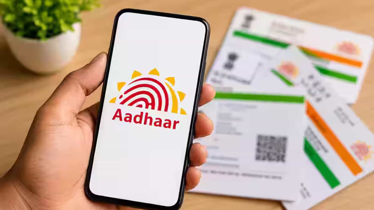 అక్టోబర్ 1,2025 నుంచి ఐదు నుంచి 17 సంవత్సరాల వయస్సువారికి ఉచితంగా ఆధార్ బయోమెట్రిక్స్ అప్డేట్ చేసుకునే అవకాశం కల్పిస్తున్నారు. అయితే సెప్టెంబర్ 30తో ఆ గడువు ముగియనుంది. తల్లిదండ్రులు తమ పిల్లలను సమీపంలోని ఆధార్ సేవా కేంద్రానికి తీసుకెళ్లి అప్డేట్ చేయించాలి. అలాగే స్కూళ్లల్లో ఏర్పాటు చేసే ప్రత్యేక శిబిరాల్లె కూడా అప్డేట్ చేయించవచ్చు.