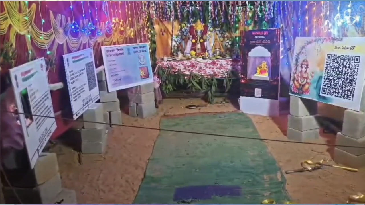 ఇక పాన్ కార్డు కూడా సరే సరి.. వినాయక మండపానికి వచ్చిన భక్తులు భక్తిశ్రద్ధలతో స్వామివారిని పూజించడమే కాకుండా గణపయ్య ఆధార్ కార్డు చూసి నవ్వుకోవడం సెల్ఫీలు తీసుకొని సోషల్ మీడియాలో పోస్టులు చేయడం లో పోటీ పడుతున్నారు. దీంతో ఘనపయే ఒక్కసారిగా సోషల్ మీడియాలో వైరల్ అయిపోయాడు. వినాయక చవితి వేడుకల్లో భక్తి సాధారణమే. కానీ భక్తితో పాటు తమ క్రియేటివిటీని జోడించి పండుగను మరింత ప్రత్యేకంగా మార్చారు నాగిరెడ్డిపల్లి యువత.