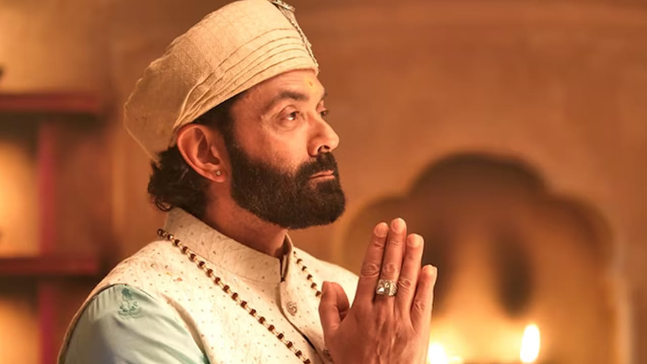 ఒకప్పుడు బాలీవుడ్లో లవర్ బాయ్గా, యాక్షన్ హీరోగా గుర్తింపు పొందిన బాబీ డియోల్ కెరీర్ కొన్నాళ్లపాటు ఒడుదొడుకులకు గురైంది. అయితే 'ఆశ్రమ్' సిరీస్ ఆయన సెకండ్ ఇన్నింగ్స్ను పూర్తిగా మార్చివేసింది. ఇందులో ఆయన ప్రతి నాయకుడి ఛాయలున్న 'బాబా నిరాలా' పాత్రలో జీవించారు. ఈ సిరీస్ విజయం ఆయనను డిజిటల్ స్పేస్లో ఒక సూపర్ స్టార్గా నిలబెట్టింది.