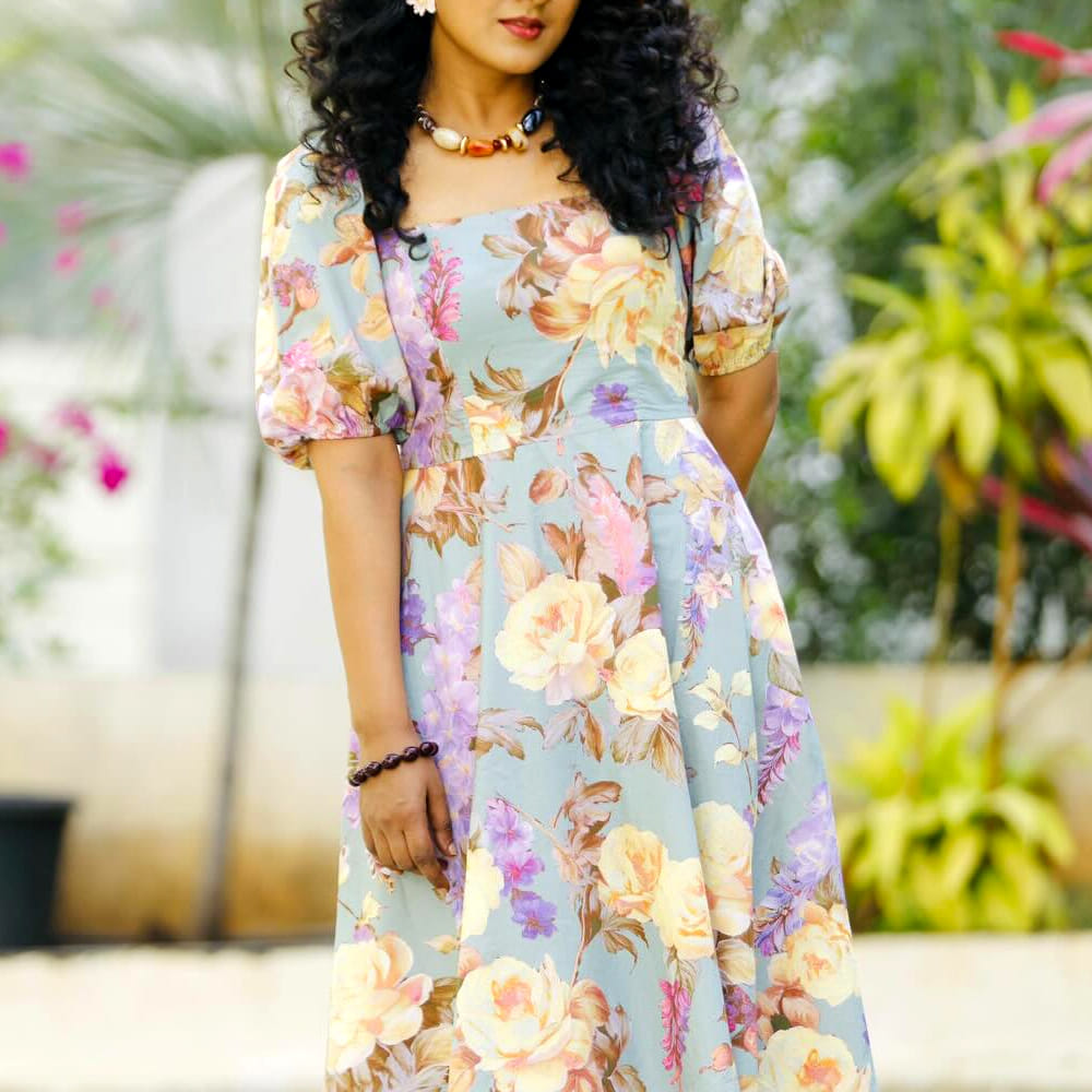 అయితే ఈ ఫొటోలో విజయ్‌తో పాటు కనిపిస్తున్న చిన్నారి ఎవరో తెలుసా.? ఆమె ప్రస్తుతం టాలీవుడ్ ప్రేక్షకులకు సుపరిచితమైన హీరోయిన్. ఒకప్పుడు స్టార్ హీరోల సరసన నటించి మంచి గుర్తింపు తెచ్చుకుంది. ఆమె మరెవరో కాదు.. నటి షీలా. ఈ ముద్దుగుమ్మ గతంలో చిన్నతనంలో విజయ్‌తో కలిసి దిగిన ఫొటోను సోషల్ మీడియాలో పంచుకోవడంతో మరోసారి ఆమె పేరు చర్చలోకి వచ్చింది. చిన్ననాటి ఫొటోలో ఎంతో క్యూట్‌గా కనిపిస్తున్న షీలాను చూసిన అభిమానులు.. ‘ఈమెనే కదా అల్లు అర్జున్, ఎన్టీఆర్‌లతో కలిసి సినిమాలు చేసిన హీరోయిన్’ అంటూ గుర్తు చేసుకుంటున్నారు.