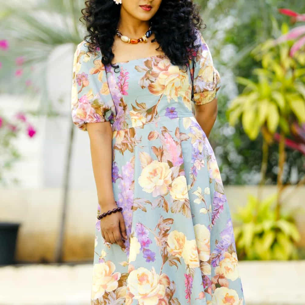 అయితే ఈ ఫొటోలో విజయ్‌తో పాటు కనిపిస్తున్న చిన్నారి ఎవరో తెలుసా.? ఆమె ప్రస్తుతం టాలీవుడ్ ప్రేక్షకులకు సుపరిచితమైన హీరోయిన్. ఒకప్పుడు స్టార్ హీరోల సరసన నటించి మంచి గుర్తింపు తెచ్చుకుంది. ఆమె మరెవరో కాదు.. నటి షీలా. ఈ ముద్దుగుమ్మ గతంలో చిన్నతనంలో విజయ్‌తో కలిసి దిగిన ఫొటోను సోషల్ మీడియాలో పంచుకోవడంతో మరోసారి ఆమె పేరు చర్చలోకి వచ్చింది. చిన్ననాటి ఫొటోలో ఎంతో క్యూట్‌గా కనిపిస్తున్న షీలాను చూసిన అభిమానులు.. ‘ఈమెనే కదా అల్లు అర్జున్, ఎన్టీఆర్‌లతో కలిసి సినిమాలు చేసిన హీరోయిన్’ అంటూ గుర్తు చేసుకుంటున్నారు.
