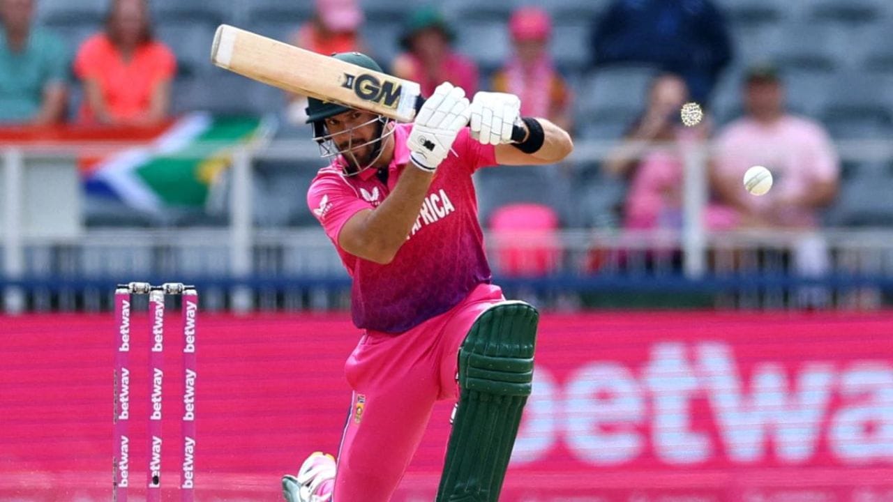 Aiden Markram Golden Duck: దక్షిణాఫ్రికా (South Africa), ఆస్ట్రేలియా (Australia) మధ్య జరుగుతున్న రెండో వన్డేలో ఎయిడెన్ మార్క్రమ్ (Aiden Markram) రీఎంట్రీ చేదు అనుభవంగా మారింది. జోహన్నెస్‌బర్గ్‌లో సెప్టెంబర్ 27న జరిగిన మ్యాచ్‌లో దక్షిణాఫ్రికా తొలుత బ్యాటింగ్ ఎంచుకుంది. డిసెంబర్ 2025 తరువాత వన్డే జట్టులోకి తిరిగి వచ్చిన మార్క్రమ్‌పై అందరి దృష్టి ఉంది. కానీ అతడు క్రీజులో నిలిచే అవకాశం కూడా రాలేదు. జోష్ హేజిల్‌వుడ్ (Josh Hazlewood) వేసిన తొలి బంతినే ఆడేందుకు ప్రయత్నించిన మార్క్రమ్ కవర్ పాయింట్ వైపు షాట్ ఆడాడు. అక్కడ ఫీల్డింగ్ చేస్తున్న కూపర్ కొన్నోలీ (Cooper Connolly) అద్భుతంగా గాల్లోకి ఎగిరి ఒంటి చేత్తో క్యాచ్ పట్టాడు. దీంతో మార్క్రమ్ గోల్డెన్ డక్‌గా పెవిలియన్ చేరాడు. వన్డేల్లో దక్షిణాఫ్రికా తరఫున తొలి బంతికే ఔటైన బ్యాటర్ల ప్రత్యేక జాబితాలో అతడి పేరు చేరింది.