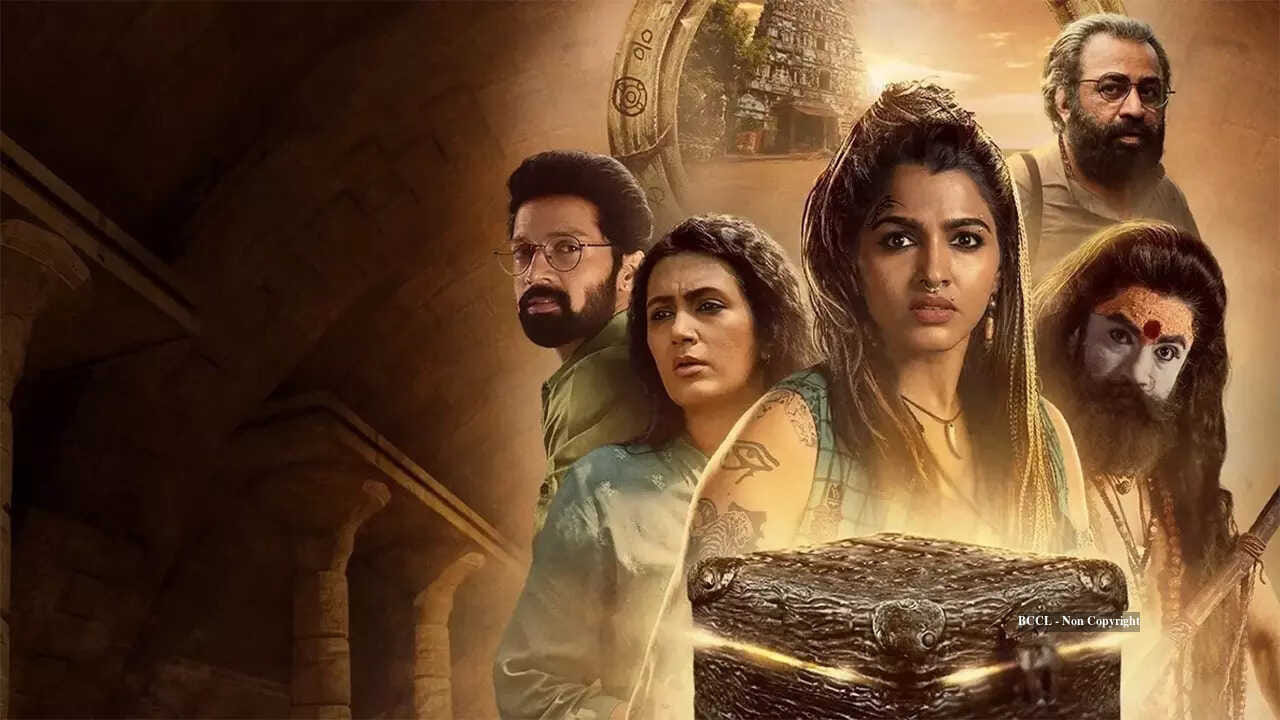 ఈ కథ కాశీ నేపథ్యంలో ప్రారంభమవుతుంది. అను ఇష్టపడకుండానే తల్లిదండ్రుల బలవంతం మీద వివాహం చేసుకున్న అనురాధ అలియాస్ అను (సాయి ధన్షిక) జీవితంలో ఊహించని మలుపులు తిరుగుతాయి. కాశీలో ఉన్న తండ్రి అంత్యక్రియల కోసం వెళ్లిన అనుకు ఒక పురాతన మైథలాజికల్ పెట్టె (బాక్స్) లభిస్తుంది. ఆ పెట్టెను తమిళనాడులోని ఓ గ్రామానికి తీసుకెళ్లి ఒక అర్చకుడికి అప్పగించాల్సి ఉంటుంది.