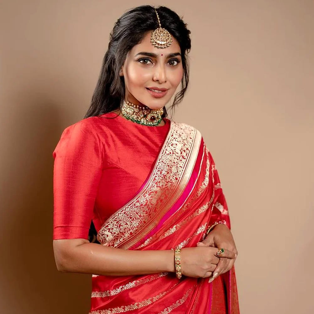 "ఏదైనా జరుగుతుందేమో అన్న ఆశతో ఆ డ్రెస్ వేసుకున్నాను. నేను స్నానం చేస్తూ మధ్యలోనే వచ్చి డ్రెస్ వేసుకున్నానా.? అని చాలామంది అడిగారు. నిజానికి అదే జరిగింది" అంటూ ఆమె నవ్వుతూ చెప్పుకొచ్చారు. అయితే ఆ డ్రెస్ విషయంలో తనకు సలహాలు ఇచ్చేందుకు స్టైలిస్ట్, స్నేహితులు, మేనేజర్లు అందరూ అక్కడే ఉన్నారని ఐశ్వర్య తెలిపారు. తన స్టైలిస్ట్ మరో చోకర్ వేసుకోవాలని, జుట్టును వదిలేయాలని సూచించారని చెప్పారు. తన స్నేహితులు, మేనేజర్లు కూడా ఆ డ్రెస్ విషయంలో కొన్ని మార్పులు చేయాలని సూచించారని వెల్లడించారు. అయినా చివరకు ఆ డ్రెస్ను ఎంచుకున్నది మాత్రం తానేనని ఐశ్వర్య స్పష్టం చేశారు.
