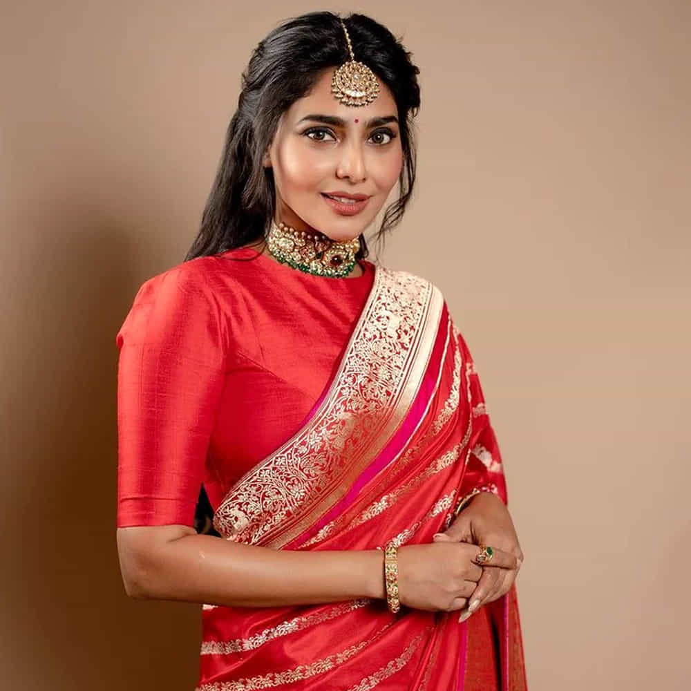 "ఏదైనా జరుగుతుందేమో అన్న ఆశతో ఆ డ్రెస్ వేసుకున్నాను. నేను స్నానం చేస్తూ మధ్యలోనే వచ్చి డ్రెస్ వేసుకున్నానా.? అని చాలామంది అడిగారు. నిజానికి అదే జరిగింది" అంటూ ఆమె నవ్వుతూ చెప్పుకొచ్చారు. అయితే ఆ డ్రెస్ విషయంలో తనకు సలహాలు ఇచ్చేందుకు స్టైలిస్ట్, స్నేహితులు, మేనేజర్లు అందరూ అక్కడే ఉన్నారని ఐశ్వర్య తెలిపారు. తన స్టైలిస్ట్ మరో చోకర్ వేసుకోవాలని, జుట్టును వదిలేయాలని సూచించారని చెప్పారు. తన స్నేహితులు, మేనేజర్లు కూడా ఆ డ్రెస్ విషయంలో కొన్ని మార్పులు చేయాలని సూచించారని వెల్లడించారు. అయినా చివరకు ఆ డ్రెస్ను ఎంచుకున్నది మాత్రం తానేనని ఐశ్వర్య స్పష్టం చేశారు.