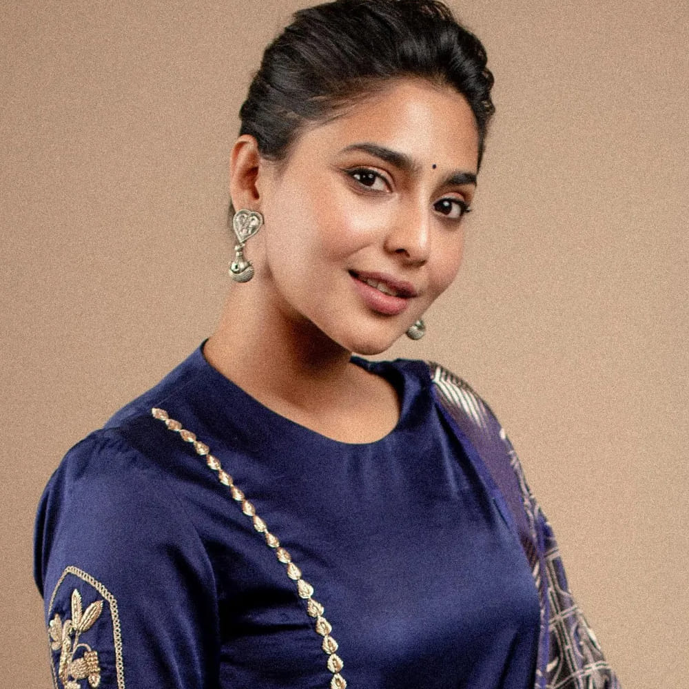 తన డ్రెస్సింగ్ విషయంలో జరిగిన కొన్ని ఘటనల్లో తన తప్పు కూడా ఉందని ఐశ్వర్య లక్ష్మి అంగీకరించారు. అయితే కొంతవరకు అది తన ఫ్యాషన్ సెన్స్కు సంబంధించిన విషయమని చెప్పారు. తాను ధరించిన దుస్తులు తనకు నచ్చాయని, వాటిని ఎవరినీ ఇబ్బంది పెట్టాలనే ఉద్దేశంతో ఎంచుకోలేదని ఆమె స్పష్టం చేశారు. తాను ఒకసారి ధరించిన డ్రెస్పై వచ్చిన ట్రోల్స్ గురించి ఐశ్వర్య లక్ష్మి మాట్లాడుతూ.. ఏడు, ఎనిమిది రోజుల పాటు వరుసగా నైట్ షూట్స్లో పాల్గొన్న తర్వాత ఆ డ్రెస్ను ధరించినట్లు చెప్పారు.
