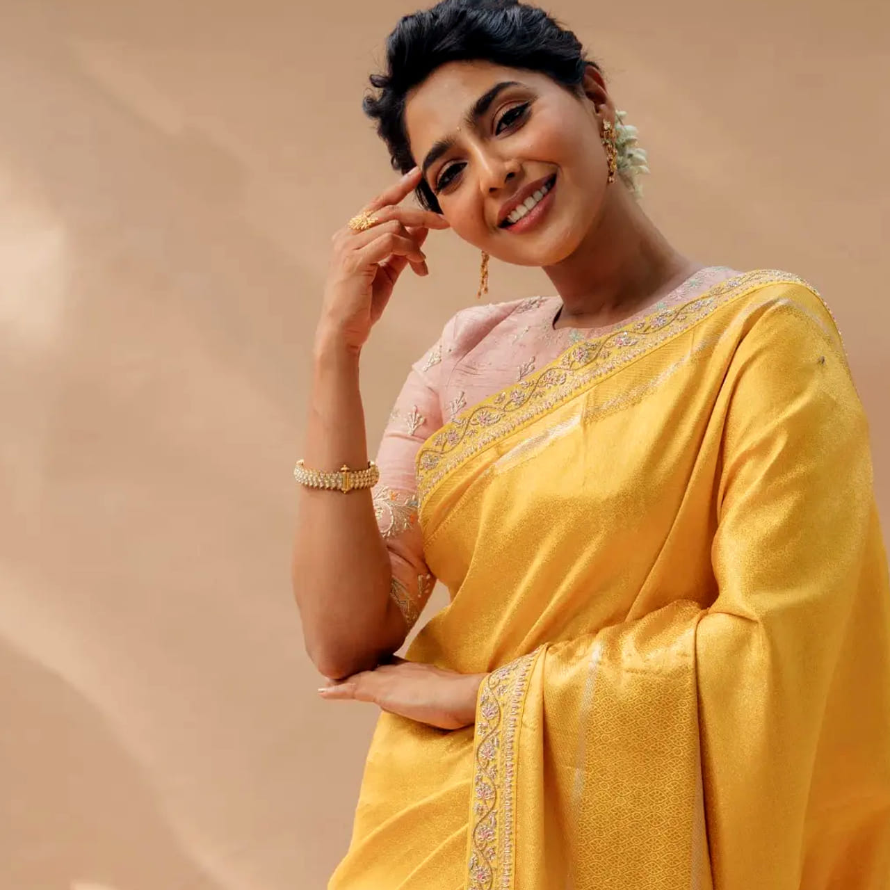 నటి ఐశ్వర్య లక్ష్మి తన సినిమాలతోనే కాకుండా ఫ్యాషన్ విషయంలోనూ తరచూ వార్తల్లో నిలుస్తుంటారు. అయితే కొన్ని సందర్భాల్లో ఆమె ధరించిన దుస్తులపై సోషల్ మీడియాలో పెద్ద ఎత్తున ట్రోలింగ్ కూడా జరిగింది. ముఖ్యంగా ఆమె డ్రెస్సింగ్ స్టైల్పై నెటిజన్లు చేసిన కామెంట్స్ చర్చనీయాంశంగా మారాయి. తాజాగా ఓ ఇంటర్వ్యూలో ఐశ్వర్య లక్ష్మి ఈ ట్రోల్స్పై స్పందించారు. తనపై పదేపదే ఎందుకు ట్రోల్స్ వస్తున్నాయో కూడా ఆమె వివరించారు.