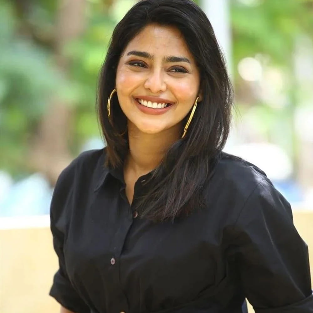 ఇక మరో సందర్భంలో తాను ధరించిన డ్రెస్పై కూడా సోషల్ మీడియాలో ట్రోల్స్ వచ్చాయని ఐశ్వర్య లక్ష్మి గుర్తు చేసుకున్నారు. ఆ డ్రెస్లో క్లీవేజ్ కనిపించేలా పెద్ద కీహోల్ డిజైన్ ఉందని, అయితే అది అంత పెద్దగా ఉంటుందని తాను ఊహించలేదని చెప్పారు. "ఆ డ్రెస్ నాకు చాలా నచ్చింది. నా స్నేహితులందరికీ కూడా ఆ డ్రెస్ నచ్చింది. కానీ దానివల్ల ఇలాంటి ట్రోలింగ్ జరుగుతుందని మాత్రం నేను ఊహించలేదు" అని ఐశ్వర్య తెలిపారు.