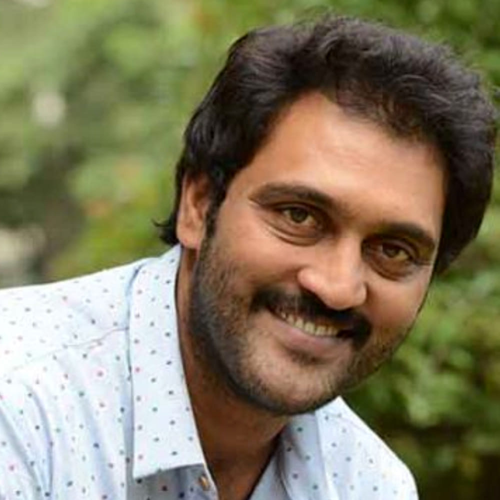 తెలుగు చిత్ర పరిశ్రమలో తనదైన నటనతో గుర్తింపు పొందిన నటుడు అజయ్, ప్రముఖ నటుడు జూనియర్ ఎన్టీఆర్తో తనకున్న ప్రత్యేక అనుబంధం గురించి, జనతా గ్యారేజ్ సినిమా అనుభవాల గురించి, అలాగే దర్శకుడు కొరటాల శివ నుంచి తనకు లభించిన ప్రశంసల గురించి ఓ ఇంటర్వ్యూలో వివరించారు. జనతా గ్యారేజ్ ఆడియో ప్రీ-రిలీజ్ ఈవెంట్లో చోటుచేసుకున్న ఒక ఆసక్తికర సంఘటనను అజయ్ రావూరి గుర్తు చేసుకున్నారు.