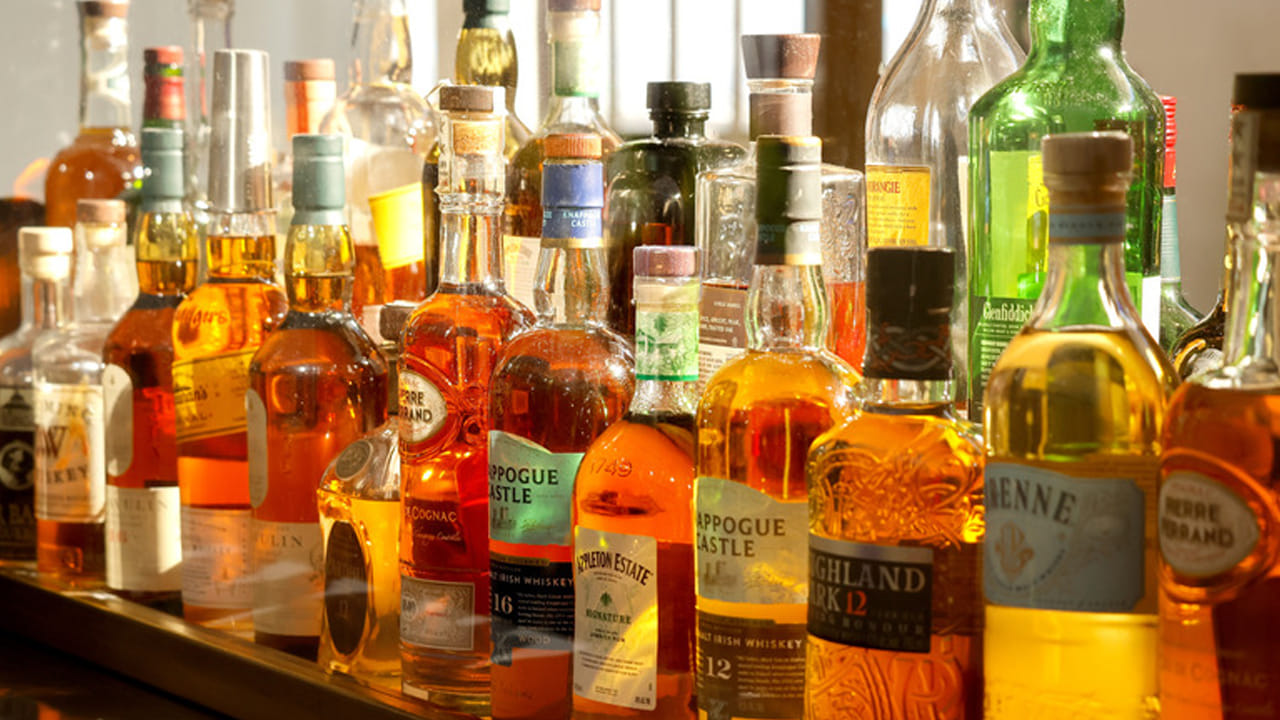 Alcohol Glass Bottles: మద్యాన్ని గాజు సీసాల్లోనే ఎందుకు విక్రయిస్తారు? ప్లాస్టిక్ బాటిల్స్ ఎందుకు వాడరు.. సీక్రెట్ ఇదే..