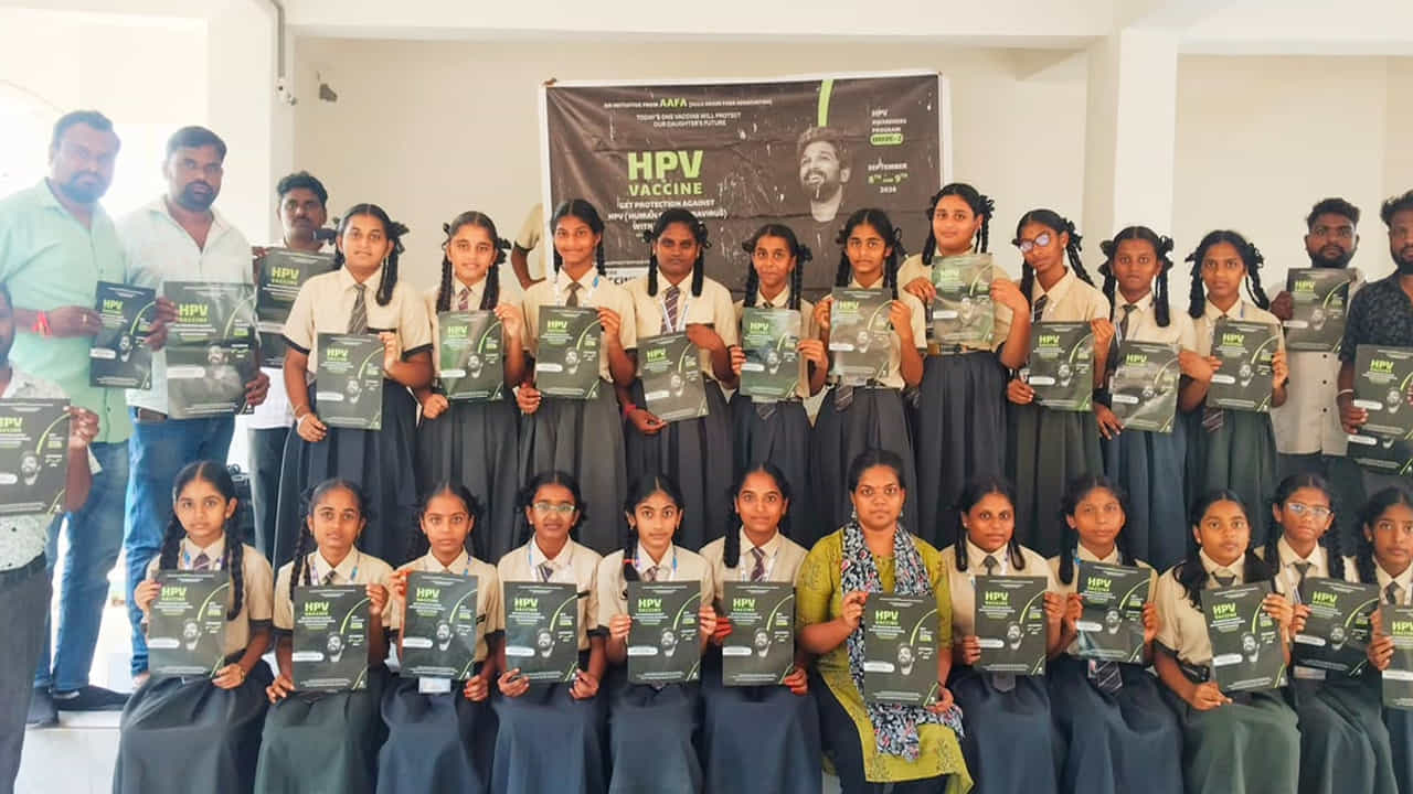 సొసైటీ బాగు కోసం ముందడుగు వేస్తూ తమ ఫ్యాన్స్ అసోసియేషన్ ప్రత్యేకతను చాటుకుంటోంది ఐకాన్ స్టార్ అల్లు అర్జున్ ఫ్యాన్స్ అసోసియేషన్ (AAFA). కేంద్ర ప్రభుత్వం చేపట్టిన స్వస్థ్ నారీ వికసిత్ భారత్ కార్యక్రమంలో భాగంగా హెచ్ పీవీ వ్యాక్సినేషన్, సర్వైకల్ క్యాన్సర్ నివారణపై దేశవ్యాప్తంగా 8 రాష్ట్రాల్లో 820 స్కూల్ అవేర్ నెస్ ఈవెంట్స్ కు అల్లు అర్జున్ ఫ్యాన్స్ అసోసియేషన్ మద్ధతుగా నిలిచింది. ఈ కార్యక్రమాల ద్వారా 3 లక్షలమంది యువతులకు చేరువైంది.