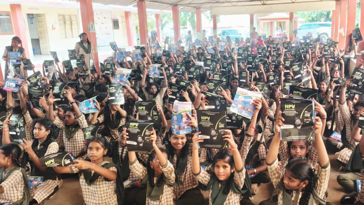 ఇక బన్నీ సినిమాల విషయానికి వస్తే.. ప్రస్తుతం అట్లీ దర్శకత్వంలో రాకా చిత్రంలో నటిస్తున్న సంగతి తెలిసిందే. ఈ ప్రాజెక్ట్ పై ఇప్పటికే భారీ అంచనాలు నెలకొన్నాయి. పుష్ప తర్వాత అల్లు అర్జున్ నటిస్తున్న భారీ పాన్ ఇండియా ప్రాజెక్ట్ కావడంతో దేశవ్యాప్తంగా ఉన్న బన్నీ ఫ్యాన్స్ ఆసక్తిగా ఎదురుచూస్తున్నారు. ఈ చిత్రాన్ని సన్ పిక్చర్స్ నిర్మిస్తుండగా.. ప్రస్తుతం శరవేగంగా షూటింగ్ జరుగుతుంది. ఇందులో రష్మిక, మృణాల్ సైతం కనిపించనున్నారని టాక్.