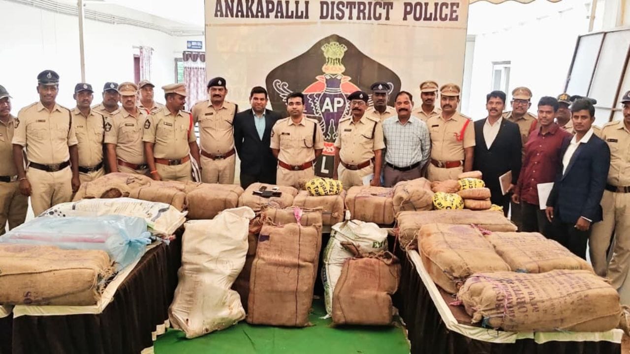 Andhra News: ఎలా కనిపెట్టారో.. ముందు పైలట్ వాహనంతో ఎంట్రీ ఇచ్చిన కారు.. ఆపి చెక్చేయగా