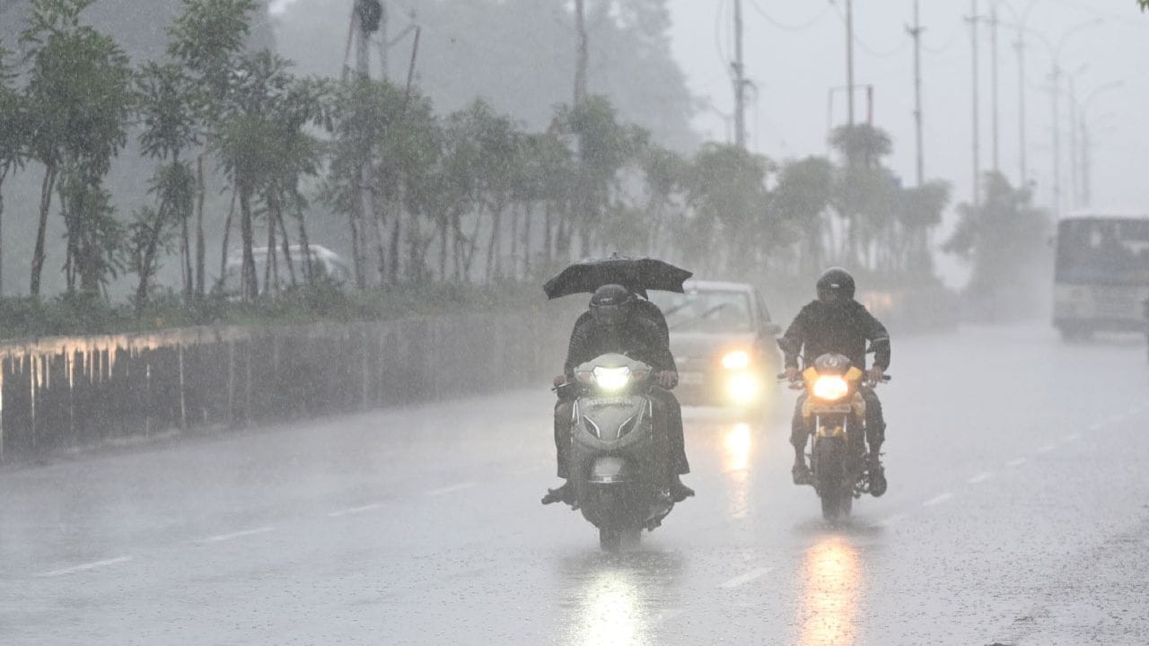 అలాగే రాయలసీమలోని పలు ప్రాంతాల్లో శుక్రవారం తేలికపాటి నుండి మోస్తరు వర్షాలు లేదా ఉరుములతో కూడిన జల్లులు కొన్ని చోట్ల కురిసే అవకాశముందని.. శని, ఆదివారాల్లో ఉరుములతో కూడిన మెరుపులు ఒకటి లేదా రెండు చోట్ల సంభవించే ఛాన్స్ ఉందని.. అలాగే వర్షాల సమయంలో గంటలకు 40 -50 కిలోమీటర్ల వేగముతో బలమైన ఈదురుగాలులు వీచే అవకాశముందని తెలిపింది.