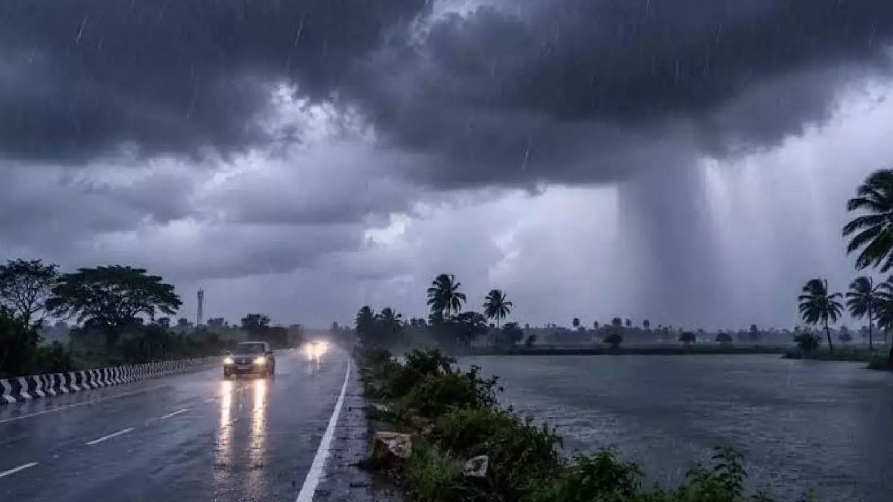అలాగే ఉత్తర అంతర్గత తమిళనాడు, దాని పరిసర ప్రాంతాలపై ఉన్న ఉపరితల ఆవర్తనం సగటు సముద్ర మట్టానికి 4.5 కిలోమీటర్ల ఎత్తు వరకు విస్తరించి కొనసాగుతోందని.. మరాఠ్వాడా, దాని పరిసర ప్రాంతాల నుండి అంతర్గత కర్ణాటక, తమిళనాడు మీదుగా మన్నార్ గల్ఫ్ వరకు సగటు సముద్ర మట్టానికి0.9 కిలోమీటర్ల ఎత్తు వరకు విస్తరించి ఉన్న అల్పపీడన ద్రోణి ఈరోజు బలహీనపడిందని తెలిపింది.
