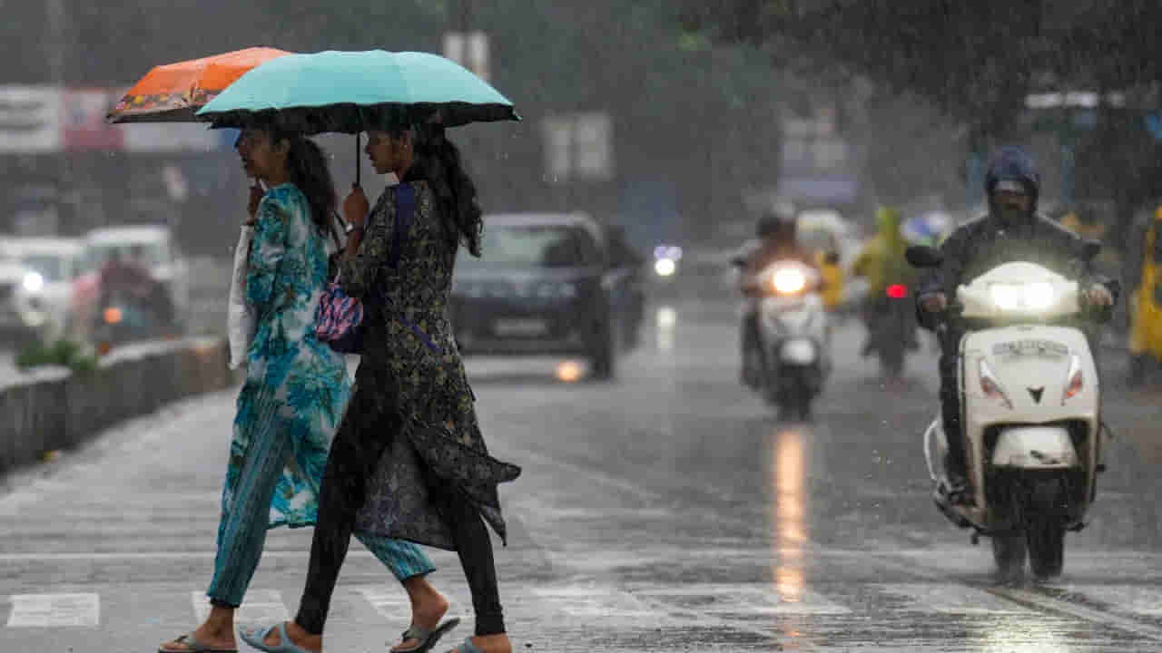 బంగాళాఖాతంలో ఉపరితల ఆవర్తనం.. ఏపీ, తెలంగాణకు అలర్ట్.. ఈ ప్రాంతాల్లో వర్షాలు..