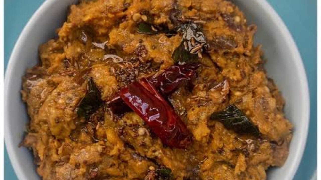 Andhra Style Brinjal Sesame Chutney: సాంప్రదాయ తెలుగు వంటకాలలో వంకాయ నువ్వుల రోటి పచ్చడికి ప్రత్యేక స్థానం ఉంది. ఇది కేవలం రుచిని మాత్రమే కాకుండా, ఆహారాన్ని మరింత తృప్తినిచ్చేలా చేస్తుంది. వేడి అన్నంలో నెయ్యితో కలిపి తింటే ఈ పచ్చడి ఇచ్చే అనుభూతి వర్ణనాతీతం. ఈ రెసిపీని సులభంగా ఇంట్లో తయారుచేసుకోవచ్చు, రోటి పచ్చడి ప్రియులకు ఇది తప్పకుండా నచ్చుతుంది.