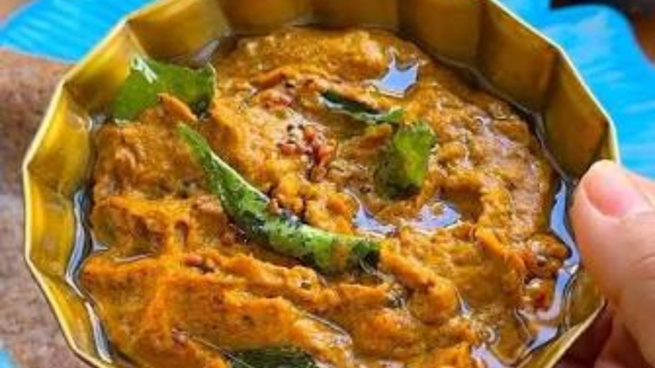 5.  పచ్చడి దంచడం (రోట్లో): ముందుగా రోట్లో చిన్న ఉల్లిపాయ పాయలను వేసి కచ్చాపచ్చాగా దంచాలి. ఉల్లిపాయను మిక్సీలో వేస్తే దాని ఆకృతి మారిపోతుంది. తరువాత మగ్గిన వంకాయ ముక్కలను వేసి ప్రతి ముక్క బాగా నలిగేలా దంచుకోవాలి. ఇప్పుడు మిక్సీలో గ్రైండ్ చేసుకున్న నువ్వుల ముద్దను వేసి బాగా దంచుకోవాలి. చివరగా 1/2 టీస్పూన్ పసుపు వేసి మరొకసారి బాగా దంచుకోవాలి. పచ్చడి చక్కటి ఆకృతిలోకి వచ్చే వరకు దంచడం ముఖ్యం.