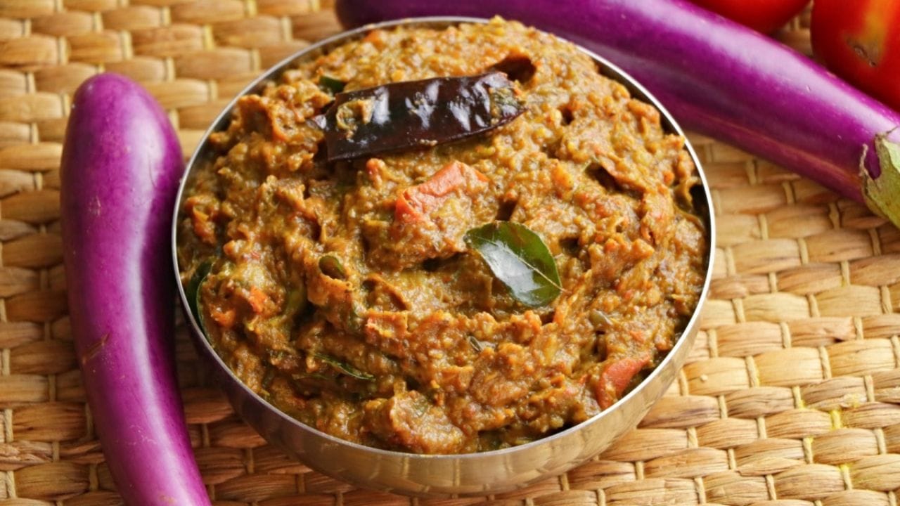 తయారీ విధానం: 1.  నువ్వులను వేయించడం: ముందుగా ఒక మూకుడులో 2 టేబుల్ స్పూన్ల తెల్ల నువ్వులని సన్నని సెగ మీద నిరంతరం కలుపుతూ చిట్లే వరకు వేయించాలి. నువ్వులు మాడిపోకుండా జాగ్రత్తపడటం చాలా ముఖ్యం, లేకపోతే పచ్చడి చేదుగా మారుతుంది. వేగిన నువ్వులని పక్కకు తీసి చల్లార్చాలి.