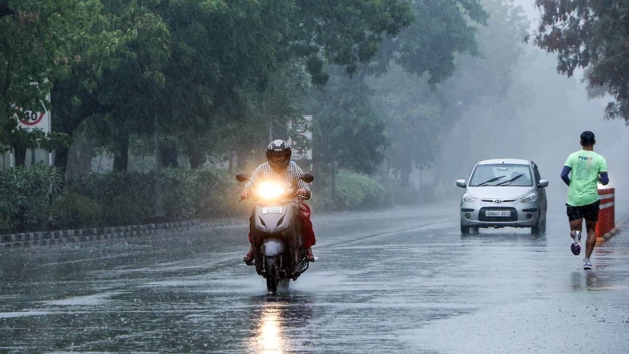 గంగా పరీవాహక పశ్చిమ బెంగాల్, దానిని ఆనుకుని ఉన్న ఉత్తర ఒడిశా తీరము, వాయువ్య బంగాళాఖాతం ప్రాంతాలపై ఏర్పడిన అల్పపీడన ప్రాంతం, దీనికి అనుబంధంగా ఉన్న ఉపరితల ఆవర్తనం సగటు సముద్ర మట్టానికి 7.6 కిలోమీటర్ల ఎత్తు వరకు విస్తరించి, ఎత్తు పెరిగే కొద్దీ నైరుతి దిశగా వంగి ఉంది. ఇది రాబోయే 48 గంటల్లో ఉత్తర ఒడిశా, ఝార్ఖండ్ మీదుగా పశ్చిమ-వాయువ్య దిశగా కదిలే అవకాశం ఉందని వాతావరణ శాఖ తెలిపింది.