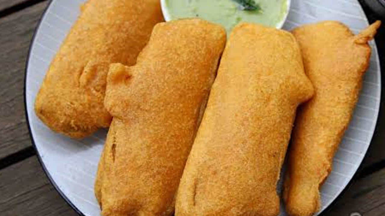 అరటి బజ్జీలు తయారీ విధానం స్టెప్ 2 : ఈ పిండిని మీరు తీసుకుని కనీసం 15 నిమిషాలు పాటు  దీనిని పక్కన పెట్టాలి. అలాగే,  మసాలా కూడా మంచిగా పడుతుంది. ఇక ఇప్పుడు పాన్ లో కొంచం నూనె పోసి మీడియం మంటపై దీనిని వేడి చేయాలి. ఇది వేడయ్యాక ఈ అరటి ముక్కలను తీసుకుని ఒక్కొక్కటిగా  వేయాలి.