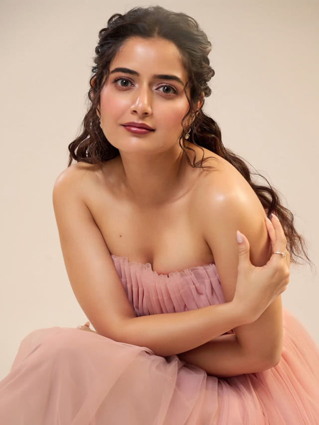 ఆషిక డోస్ మాములుగా లేదుగా.. కిక్కెస్తున్న లేటెస్ట్ పిక్స్