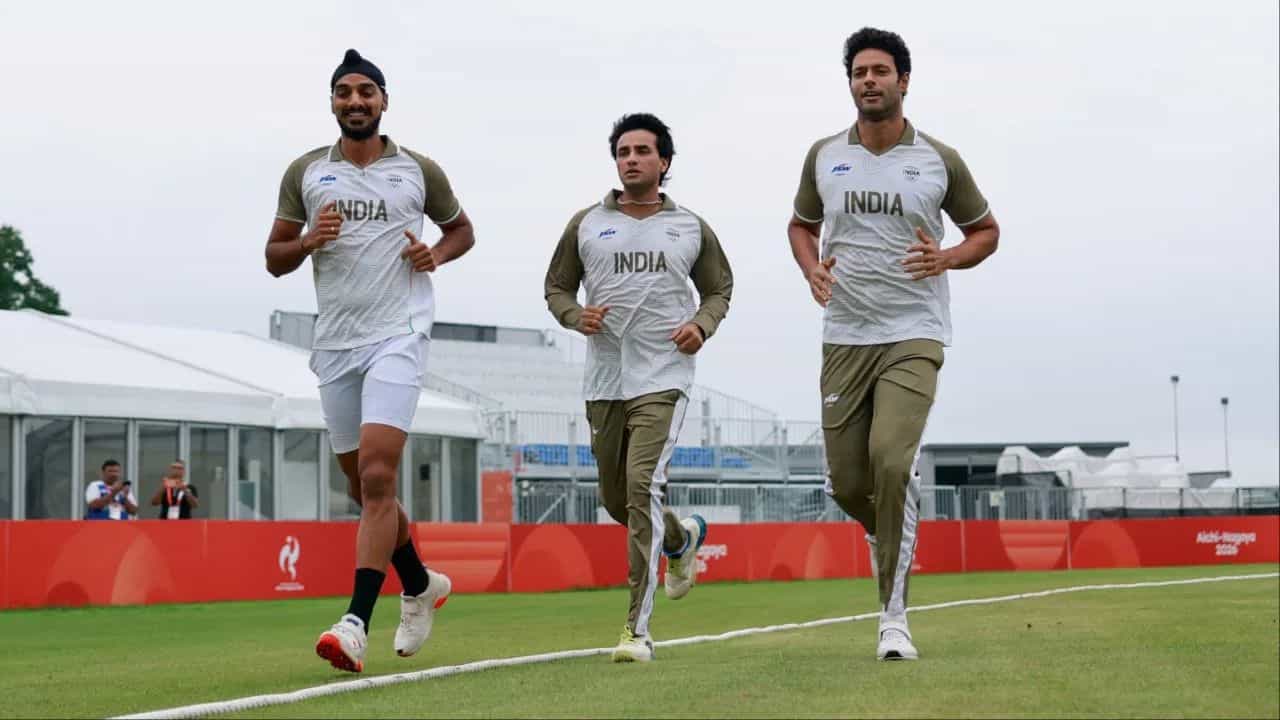 ఫైనల్ విషయంలో మాత్రం ఈసారి నిబంధన మారింది. అక్టోబర్ 3న జరగాల్సిన టైటిల్ మ్యాచ్ వర్షం కారణంగా పూర్తిగా రద్దైతే రెండు జట్లకూ స్వర్ణ పతకాలు ఇవ్వాలని నిర్ణయించారు. గత ఆసియా క్రీడల్లో ఫైనల్ వర్షం కారణంగా రద్దైన సందర్భంలో మెరుగైన ర్యాంకింగ్ ఆధారంగా ఒక జట్టుకే స్వర్ణం ఇవ్వడంపై విమర్శలు వచ్చాయి. ఆ అనుభవం నేపథ్యంలో ఈసారి కొత్త విధానం తీసుకొచ్చారు.