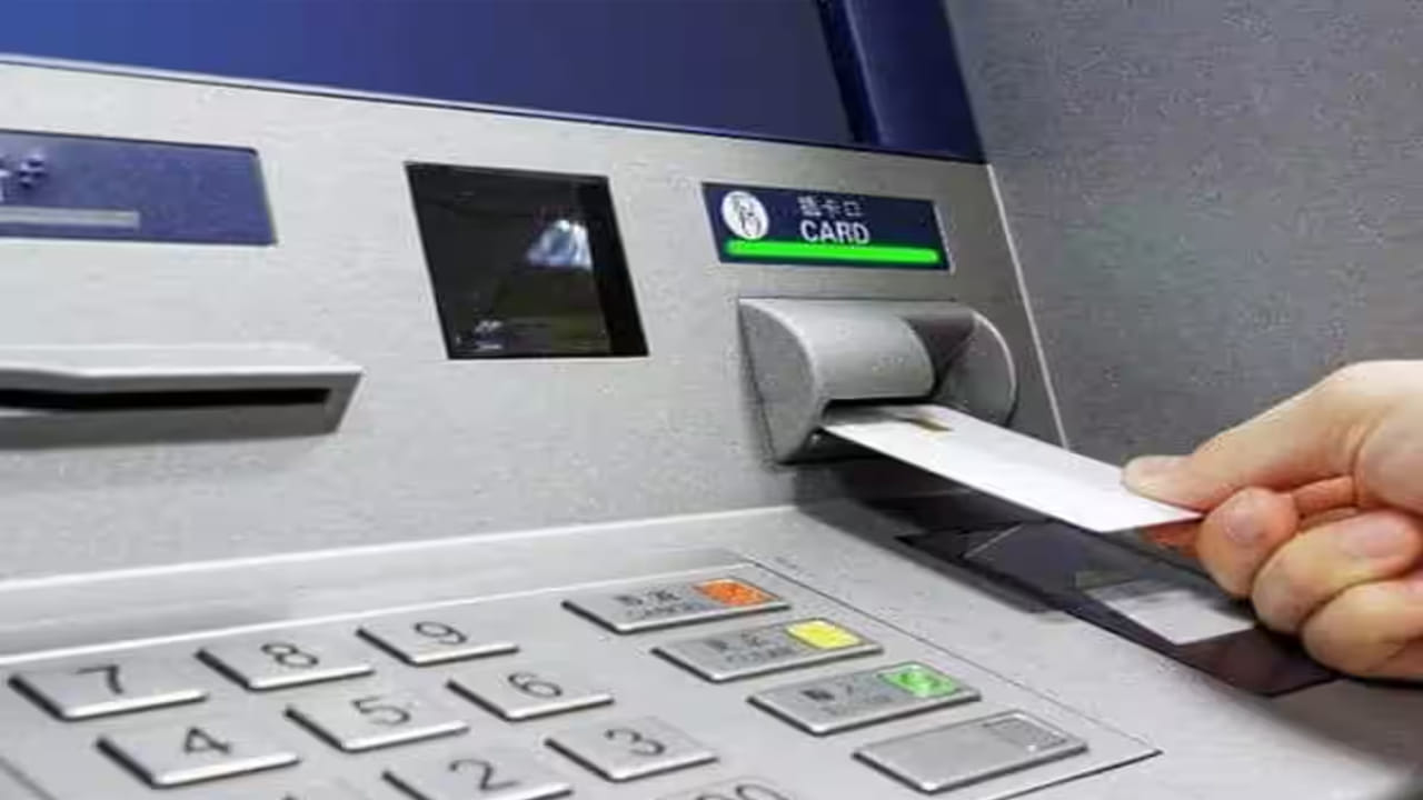 Debit Card: బ్యాంకుకు వెళ్లాల్సిన పనిలేదు.. ఇక ATM నుంచే కొత్త డెబిట్ కార్డు పొందొచ్చు!