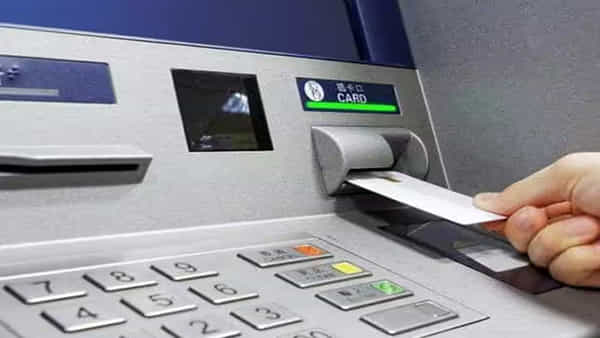 Debit Card: బ్యాంకుకు వెళ్లాల్సిన పనిలేదు.. ఇక ATM నుంచే కొత్త డెబిట్ కార్డు పొందొచ్చు!
