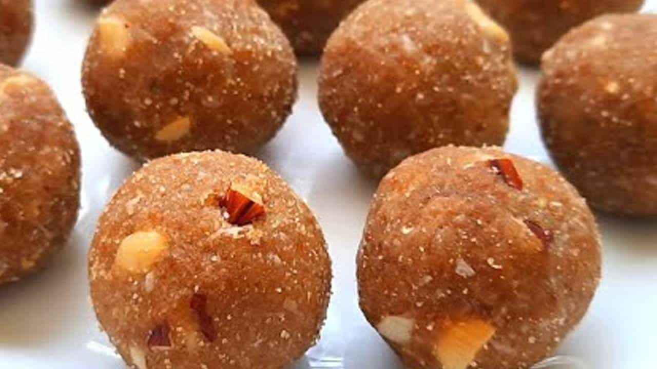అటుకులను వేయించుకోవాలి: ఇప్పుడు అదే పాన్ లో అరకప్పు అటుకులు వేసి, నెయ్యి లేకుండానే మంటను లో ఫ్లేమ్ లో ఉంచి, కరకరలాడేంత క్రిస్పీగా అయ్యే వరకు వీటిని వేయించాలి. అయితే, మీరు మాడిపోకుండా చూసుకోవాలి. బాగా వేగిన తర్వాత తీసి పక్కన పెట్టుకుని పూర్తిగా చల్లారనివ్వాలి.
