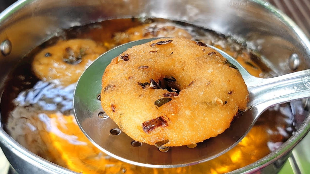 ఇవి చక్కగా గుండ్రంగా వస్తాయి. క్రాక్స్ వస్తే చేతితో సరిచేయవచ్చు. ఒక ఇడ్లీ పాత్రలో ఒక గ్లాసు నీళ్లు పోసి వేడి చేయాలి. ఇడ్లీ ప్లేట్లకు కొద్దిగా నూనె రాసి (లేదా ఆకులను ఉపయోగించి) వడలను ఒక్కొక్కటిగా పేర్చాలి. పాత్రను మూత పెట్టి మీడియం మంటపై పది నిమిషాల పాటు ఉడికించాలి. పది నిమిషాల తర్వాత, వడలు ఉడికాయో లేదో తెలుసుకోవడానికి చేతితో పట్టుకుంటే అంటుకోకుండా ఉంటాయి.