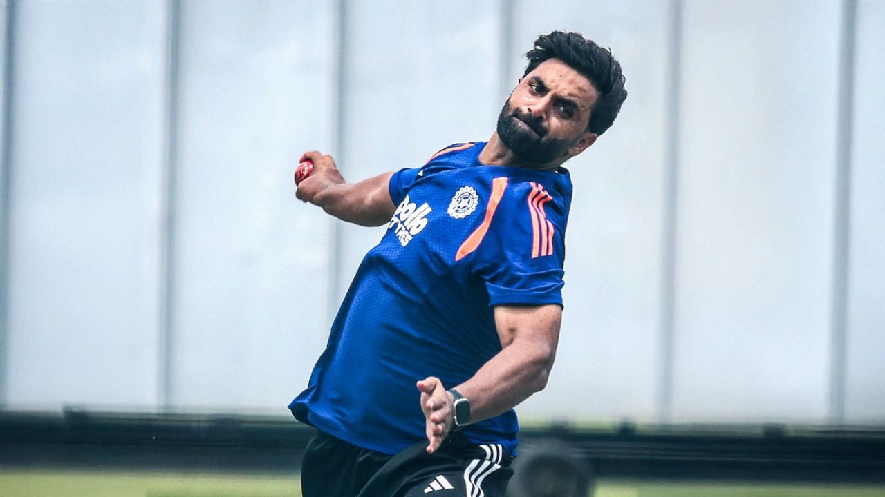 జమ్మూ కశ్మీర్ పేసర్ ఆకిబ్ నబీ (Auqib Nabi) ఎంపిక కూడా క్రికెట్ పండితులను ఆశ్చర్యానికి గురిచేసింది. 29 ఏళ్ల ఈ బౌలర్ లిస్ట్ ఏ క్రికెట్లో 36 మ్యాచ్లు ఆడి 56 వికెట్లు మాత్రమే సాధించాడు. పెద్దగా అనుభవం లేని బౌలర్ను తీసుకోవడంపై పలు సందేహాలు వస్తున్నాయి. మహమ్మద్ షమీ, భువనేశ్వర్ కుమార్ వంటి మేటి పేసర్లను పక్కనపెట్టి ఇతనికి పిలుపునివ్వడం జట్టు కూర్పుపై ప్రభావం చూపవచ్చని నిపుణులు భావిస్తున్నారు.