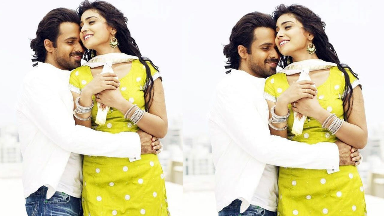 అశుతోష్ రాణా క్రూరమైన గ్యాంగ్స్టర్ మాలిక్ పాత్రను పోషించారు. తన ప్రియురాలి మరణంతో హృదయ విదారకమైన బాధలో ఉన్న శివం, తన గతం తాలూకు గాయం నుండి కోలుకోలేకపోతుంటాడు. అతని చుట్టూనే ఈ కథ తిరుగుతుంది. అతను తన బాస్ అయిన భరత్ మాలిక్ (అశుతోష్ రాణా) కోసం నమ్మకంగా పనిచేస్తాడు. అతని బాస్ తన పాకిస్తానీ స్నేహితురాలు రీమా (మృణాలిని శర్మ)పై ఒక కన్ను వేసి ఉంచే బాధ్యతను అతనికి అప్పగిస్తాడు.