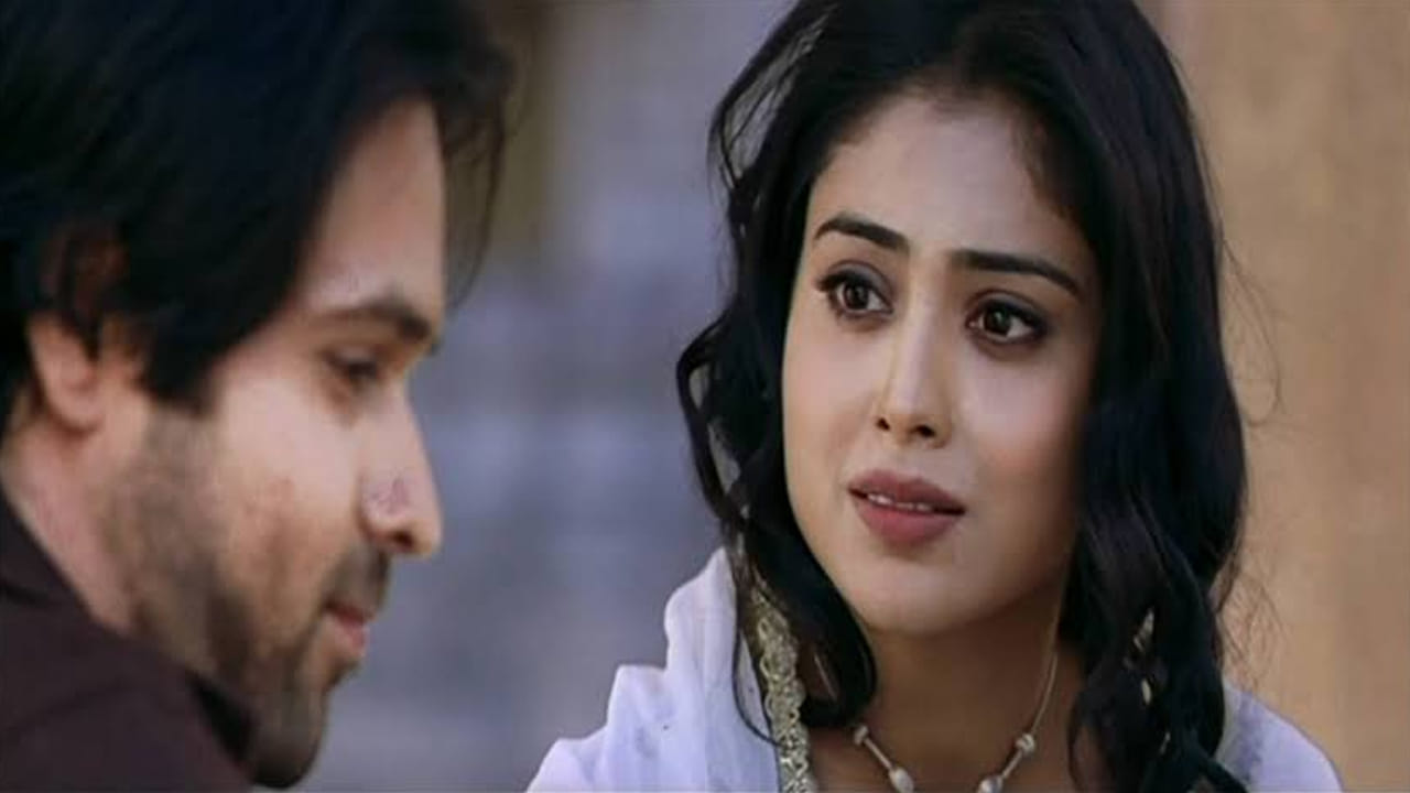కొన్ని సినిమాల కథలు ప్రేక్షకుల హృదయాల్లో శాశ్వతంగా నిలిచిపోతాయి. అవి బాక్సాఫీస్ హిట్టైనా, ఫ్లాపైనా అన్నది ముఖ్యం కాదు. అలాంటి ఒక సినిమా దాదాపు 19 ఏళ్ల క్రితం విడుదలైంది. ఆ సమయంలో ఆ చిత్రం ప్రేక్షకులను థియేటర్లకు రప్పించలేక ఫ్లాప్ అయింది. ఆశ్చర్యకరంగా ఇప్పుడు దాదాపు రెండు దశాబ్దాలు గడిచినా ఆ సినిమాపై క్రేజ్ ఏమాత్రం తగ్గలేదు. ప్రస్తుతం ఆ సినిమా ఓటీటీ ప్లాట్ఫామ్స్లో ట్రెండింగ్లో ఉంది. మనం మాట్లాడుకుంటున్న సినిమా 'అవరపన్'.