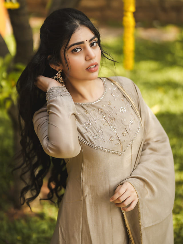 బాంధవి శ్రీధర్ గ్లామర్ ట్రీట్.. అందాలతో మతిపోగొడుతున్న చిన్నది