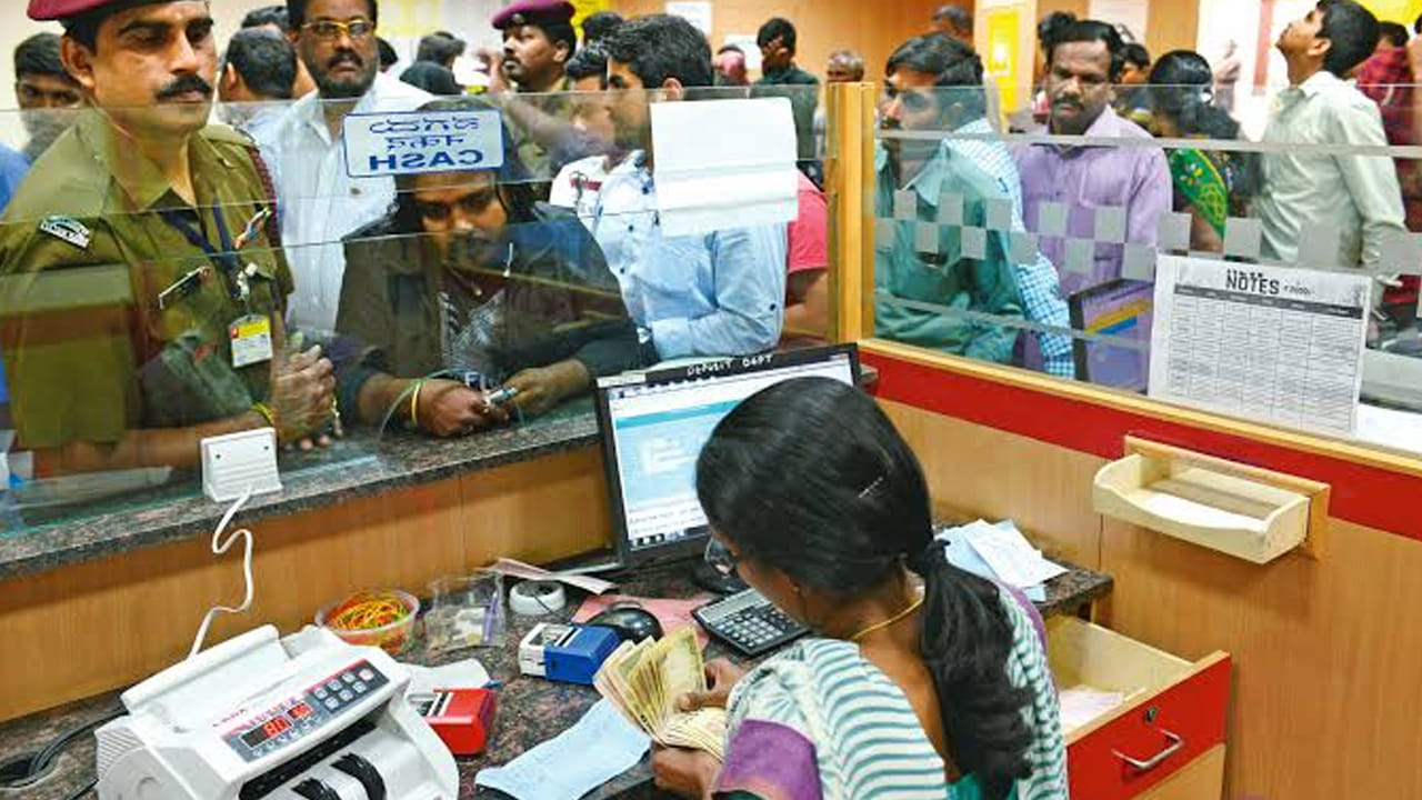 బ్యాంక్ సిబ్బంది కూడా చివరిలో ఓన్లీ అనేది చేర్చాలని సూచిస్తూ ఉంటారు. కేవలం సాధారణంగానే దీనిని సూచిస్తూ ఉంటారు. ఇక బ్యాంక్ సిబ్బంది స్వీకరించిన తర్వాత అమౌంట్, పదాల్లో ఒకేలా ఉందా.. లేదా అనేది పరిశీలిస్తారు. అంకెల్లో అమౌంట్ ఒకలా.. పదాల్లో ఒకలా ఉంటే సులువుగా గుర్తు పడతారు. చెక్ ప్రాసెసింగ్ సమయంలో దీని వల్ల ఎలాంటి ఇబ్బంది ఉండదు.