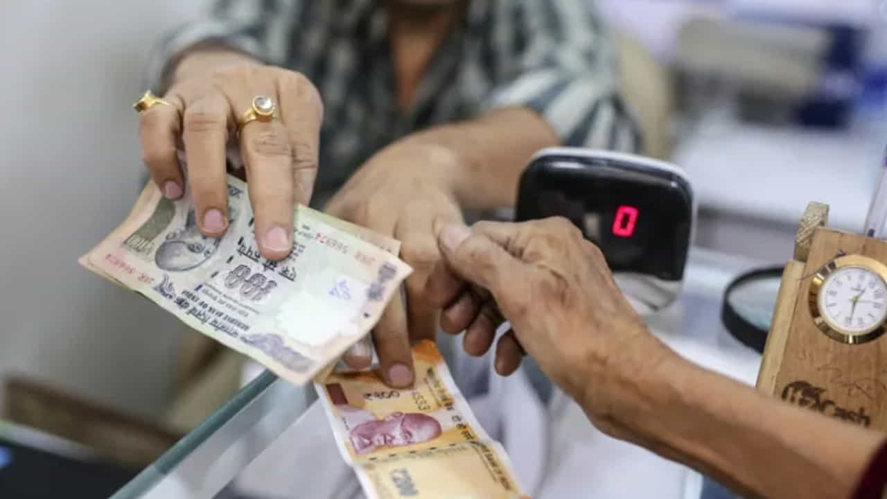 3 సులభమైన దశల్లో కుటుంబసభ్యులు లేదా నిమినీలు మరణించిన ఖాతాదారుడు అకౌంట్లోని డబ్బులను క్లెయిమ్ చేసుకోవచ్చు. ముందుగా మీ బ్యాంకు శాఖను లేదా వెబ్‌సైట్‌ను సందర్శించాలి. అనంతరం క్లెయిమ్ ఫారమ్‌ను పూర్తి చేయాలి. అవసరమైన అన్ని పత్రాలతో ఫారమ్‌ను సమర్పిస్తే సరిపోతుంది. అనంతరం సిబ్బంది పరిశీలించి ఖాతాదారుడి అకౌంట్లోని సొమ్ము మీకు అందిస్తారు.
