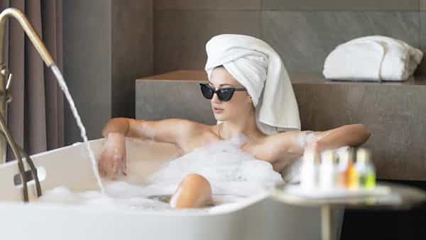 Bathing After Dinner: భోజనం చేసిన వెంటనే వేడి నీటితో స్నానం చేస్తే ఏమవుతుంది?