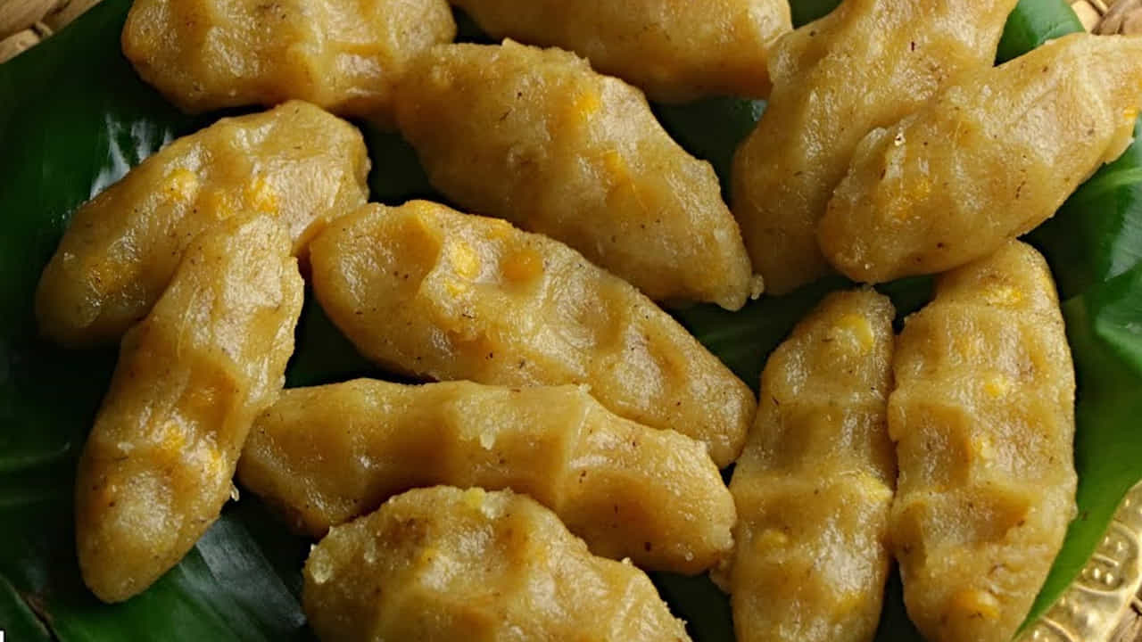 తురిమిన బెల్లం: ముప్పావు కప్పు, నీళ్లు: ఒక కప్పు, తురిమిన పచ్చి కొబ్బరి: 1/3 కప్పు, బియ్యం పిండి: ఒక కప్పు (పొడి లేదా తడి బియ్యం పిండి), నెయ్యి: ఒక టేబుల్ స్పూన్, ఉప్పు: చిటికెడు, యాలకుల పొడి: పావు టీ స్పూన్
