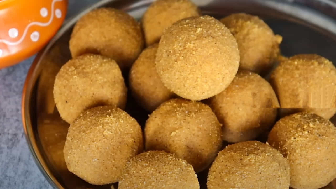 కావాల్సిన పదార్థాల్లోకి వెళ్లితే.. పొట్టు లేని మినపగుళ్లు1 ¾ కప్పులు,   పొట్టుతో ఉన్న మినపప్పు ¼ కప్పు (మొత్తం రెండు కప్పులు), నెయ్యి యించడానికి 1 టీస్పూన్, సున్నుండలు చుట్టడానికి 1 కప్పు,  బియ్యం 2 టేబుల్ స్పూన్లు,  తురిమిన బెల్లం 2 కప్పులు ,   యాలకుల పొడి ½ టీస్పూన్