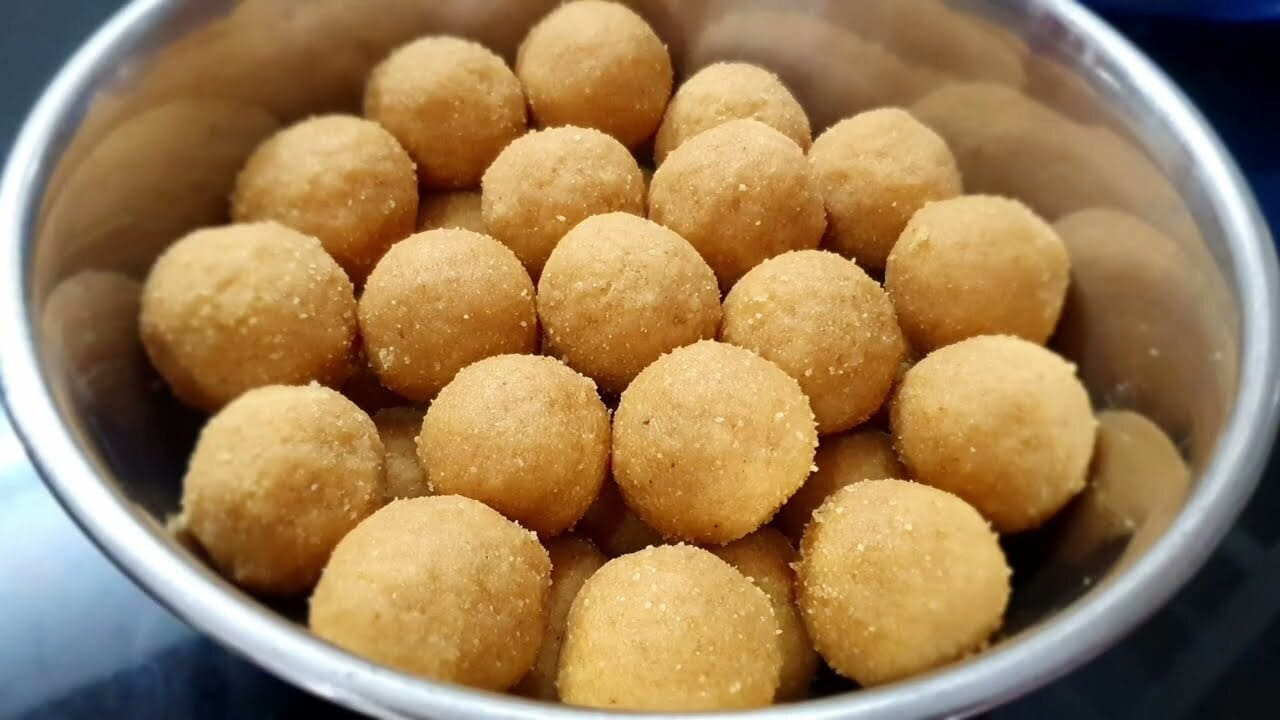 తయారీ విధానంలోకి వెళ్లితే.. స్టవ్ ఆన్ చేసి కడాయి పెట్టాలి. అందులో మినపప్పు పోసి మంచిగా వేయించుకోవాలి. ఒక టీ స్పూన్ నెయ్యి వేసి దోరగా వేయించుకోవడం వలన సున్నుండలు మంచి రుచిగా ఉంటాయి. పప్పు చక్కగా వేగిన తర్వాత, అందులో రెండు టేబుల్ స్పూన్ల బియ్యం వేసి, కేవలం ఒక నిమిషం పాటు వేయించాలి. బియ్యం కలపడం వల్ల సున్నుండలు నోటికి అంటుకుపోకుండా ఉంటాయి, అలాగే రుచి కూడా మెరుగుపడుతుంది. బాగా వేగిన తర్వాత ప్లేట్‌లోకి తీసుకొని చల్లారనివ్వాలి.
