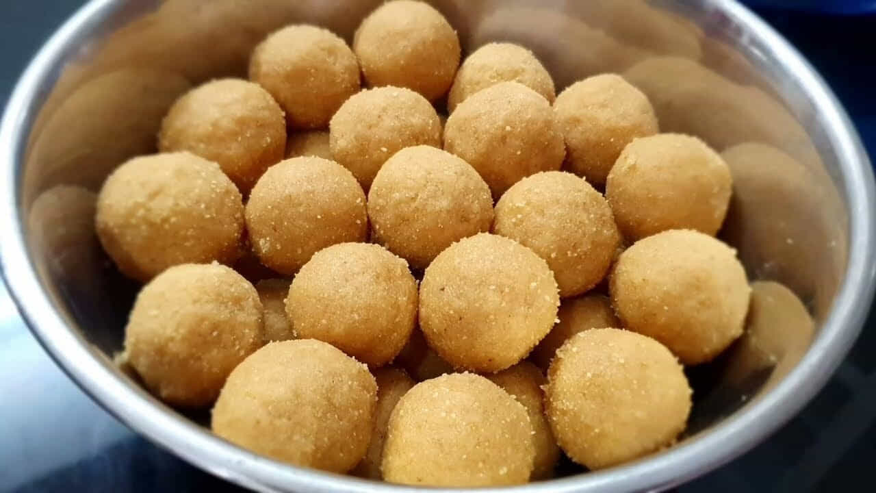 తయారీ విధానంలోకి వెళ్లితే.. స్టవ్ ఆన్ చేసి కడాయి పెట్టాలి. అందులో మినపప్పు పోసి మంచిగా వేయించుకోవాలి. ఒక టీ స్పూన్ నెయ్యి వేసి దోరగా వేయించుకోవడం వలన సున్నుండలు మంచి రుచిగా ఉంటాయి. పప్పు చక్కగా వేగిన తర్వాత, అందులో రెండు టేబుల్ స్పూన్ల బియ్యం వేసి, కేవలం ఒక నిమిషం పాటు వేయించాలి. బియ్యం కలపడం వల్ల సున్నుండలు నోటికి అంటుకుపోకుండా ఉంటాయి, అలాగే రుచి కూడా మెరుగుపడుతుంది. బాగా వేగిన తర్వాత ప్లేట్‌లోకి తీసుకొని చల్లారనివ్వాలి.